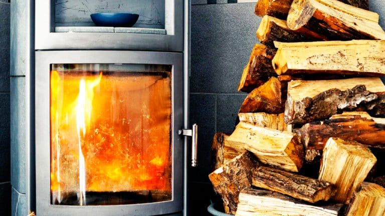 Protégez votre bois de chauffage de l’humidité : astuces pour un hiver douillet et économique