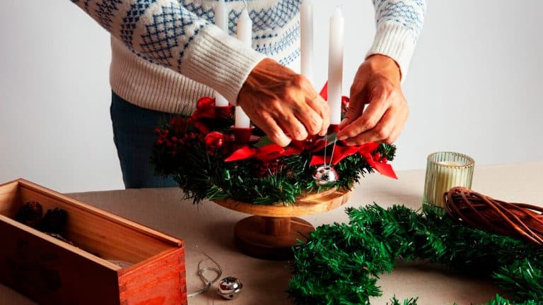 Découvrez comment créer une couronne de Noël féerique avec du gui et de la cardère