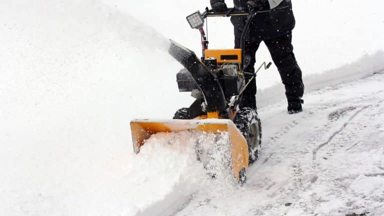 Vous devez déblayer la neige devant chez vous ? découvrez les lois et conseils pour le faire efficacement