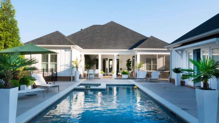 Découvrez comment transformer votre poolhouse en un paradis estival avec ces 5 aménagements clés