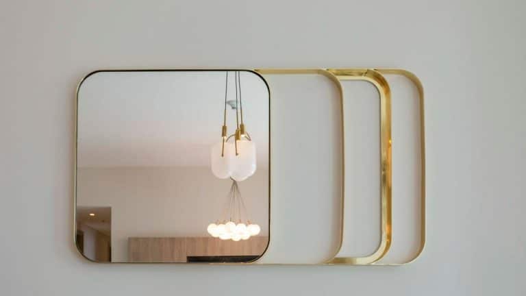 Créez une ambiance captivante chez vous avec ces 15 idées brillantes pour des murs de miroirs