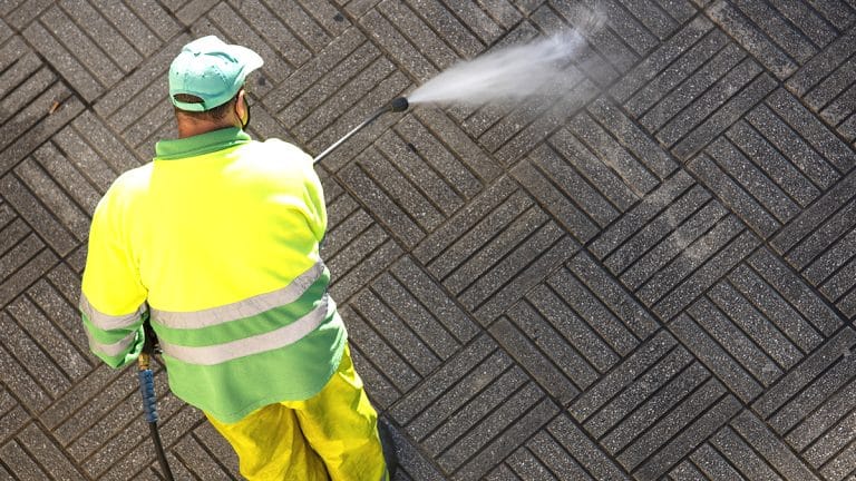 Redonnez éclat et vie à votre terrasse noircie sans nettoyeur haute pression : découvrez cinq méthodes douces et efficaces