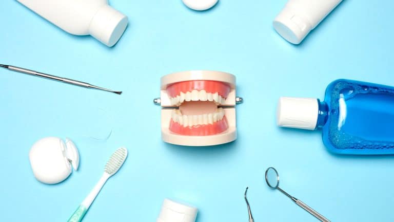 Redécouvrez le dentifrice : votre allié inattendu pour blanchir les portes jaunies de votre intérieur