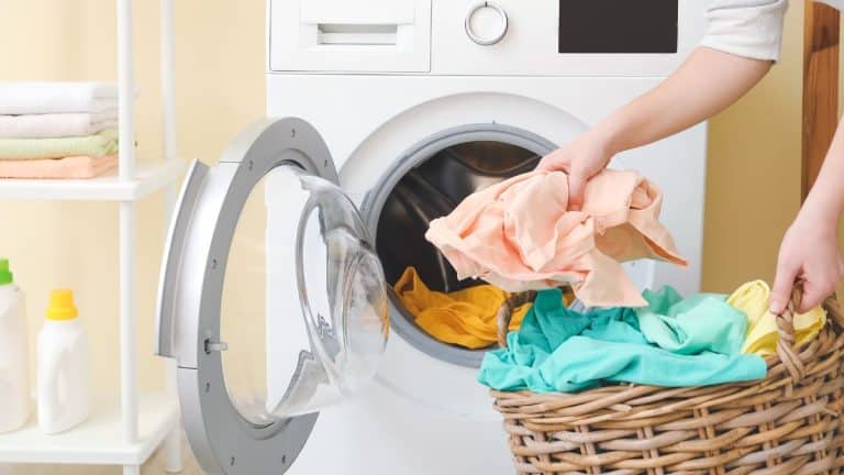 Révélations sur la température optimale de lavage pour éliminer les microbes sans endommager vos vêtements